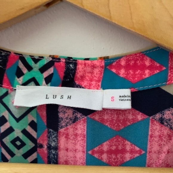 Lush Multicolored Geometric Print Sleeveless 1/2 Button Front Tunic Blouse Sz S - Picture 3 of 9